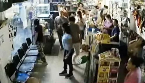 VIDEO: Intentan abandonar a un cachorro y agreden a machetazos a dos empleados de una veterinaria en avenida Belgrano al 2700 